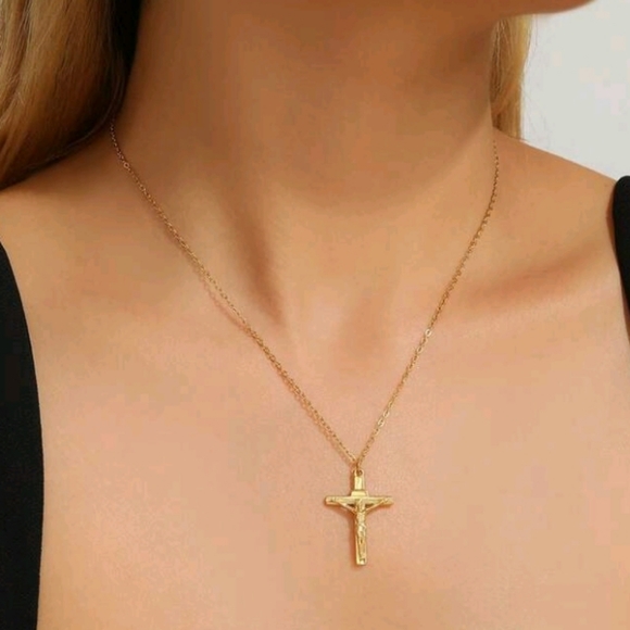 NEW! 14K Gold Plated Classic Elegant Cross Pendant Necklace - Picture 1 of 5